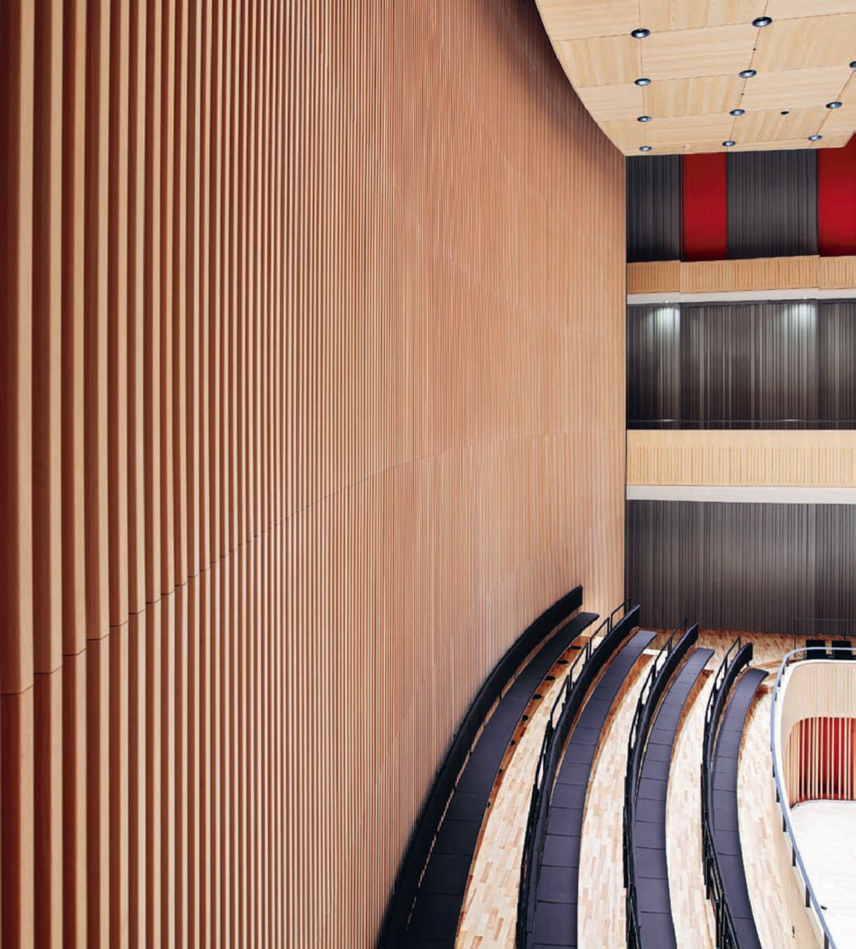 Конценртный зал - отделка панелями из древесноволокнистого гипса кешированы натуральным шпоном